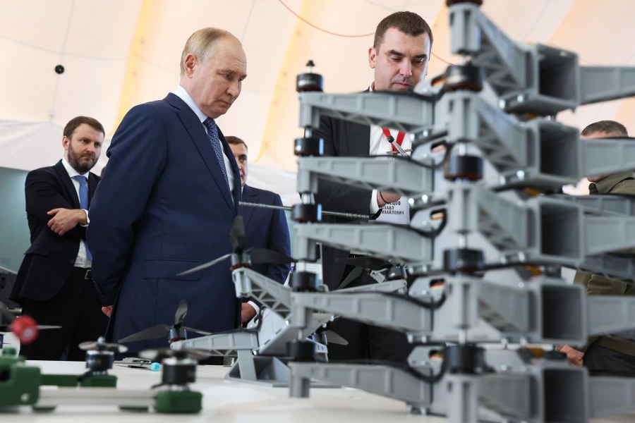 Путин осмотрел образцы беспилотников на площадке «СТЦ» в Петербурге